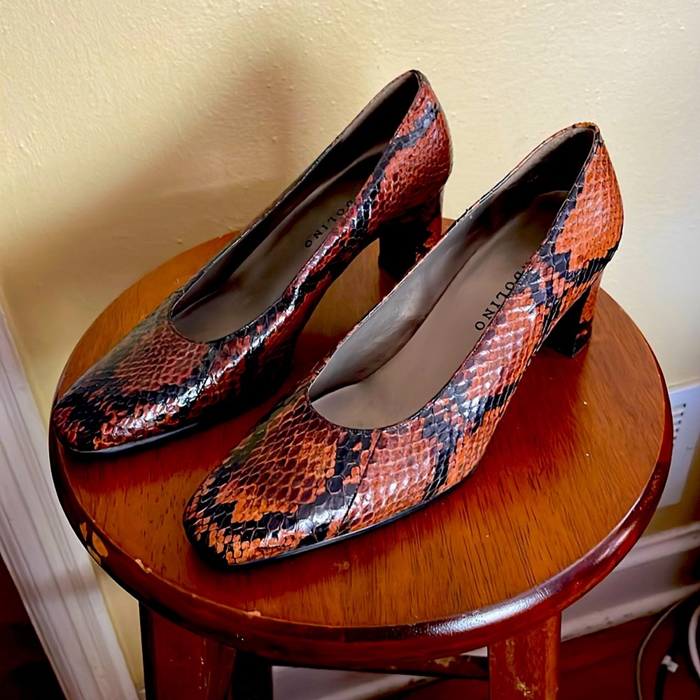I am selling low heel women’s shoes they are slightly used